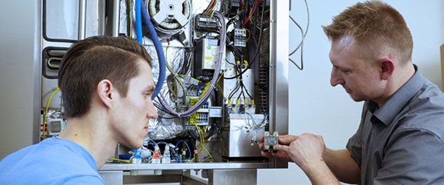 professionele keuken met combisteamer, frituurpannen en bakplaat