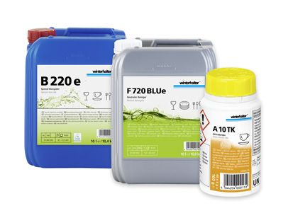 cans met professionele reinigingsmiddelen voor de vaatwassers